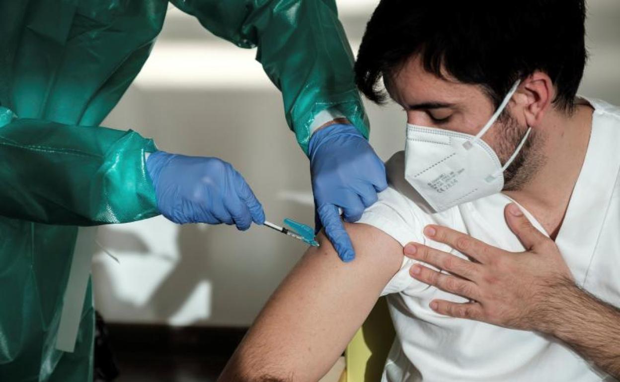 Un enfermero se vacuna en Ibiza. 