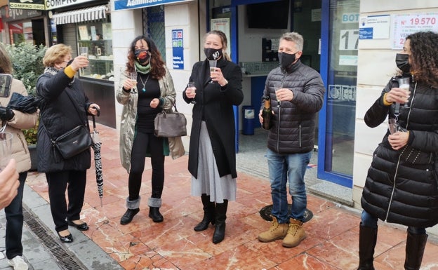 Antonio y Yolanda Castañeda brindan con amigos, en Estepona. 