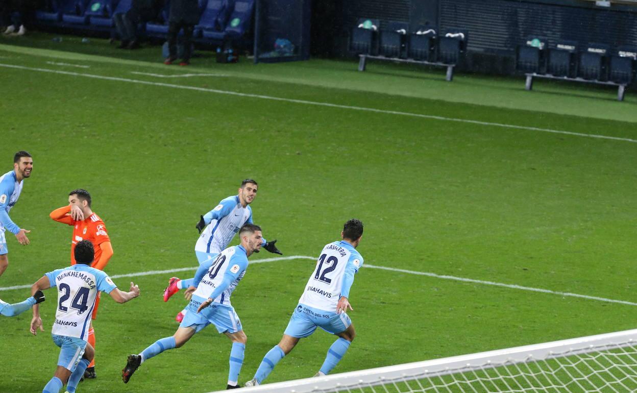 Los malaguistas salen en estampida a celebrar con Chavarría el importante gol del miércoles, que dio el pase a dieciseisavos de final. 