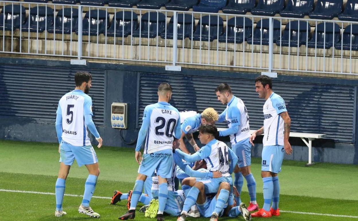 Los jugadores del Málaga celebran el gol de Chavarría a dos minutos del final de la prórroga. 