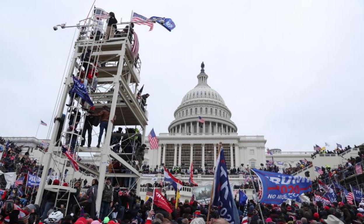 Seguidores de Trump en los terrenos del frente oeste del Capitolio de EE UU 