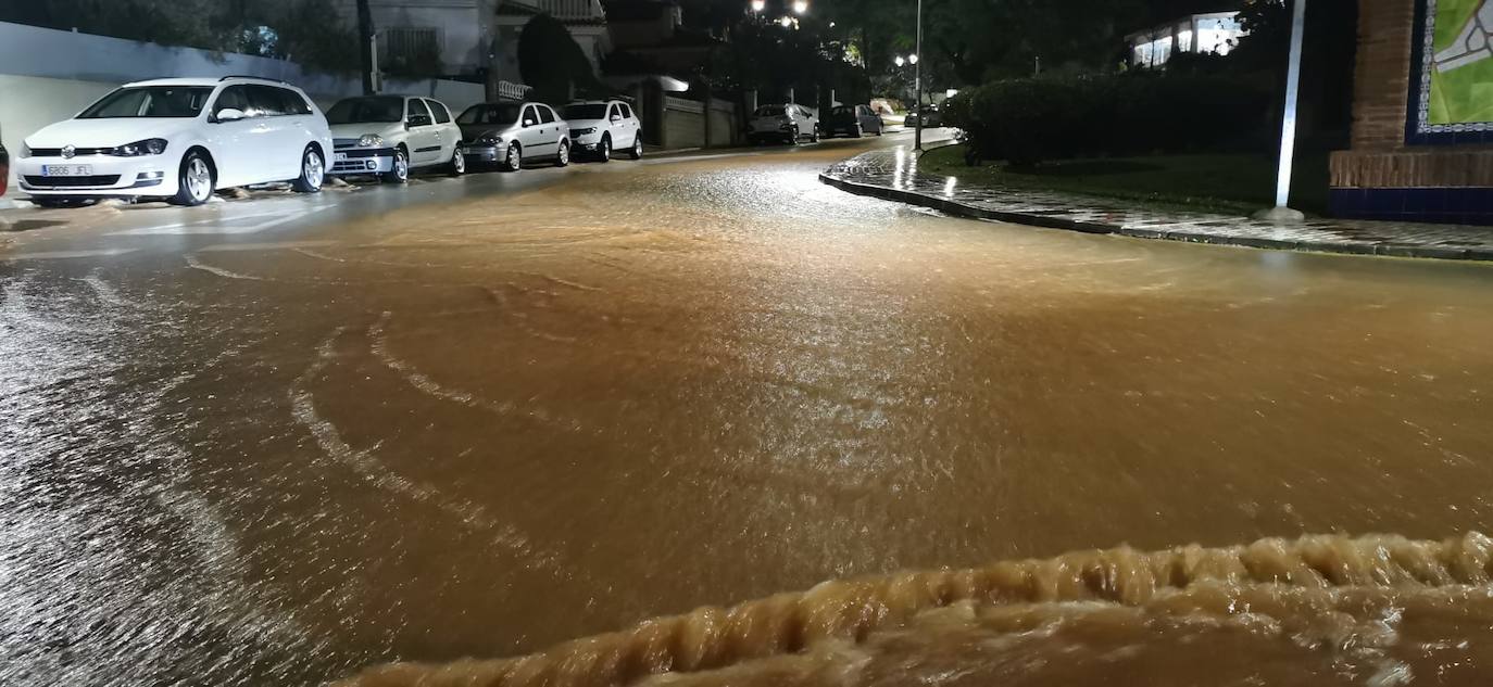 Agua acumulada por la lluvia en Alhaurín de la Torre este viernes por la noche. 