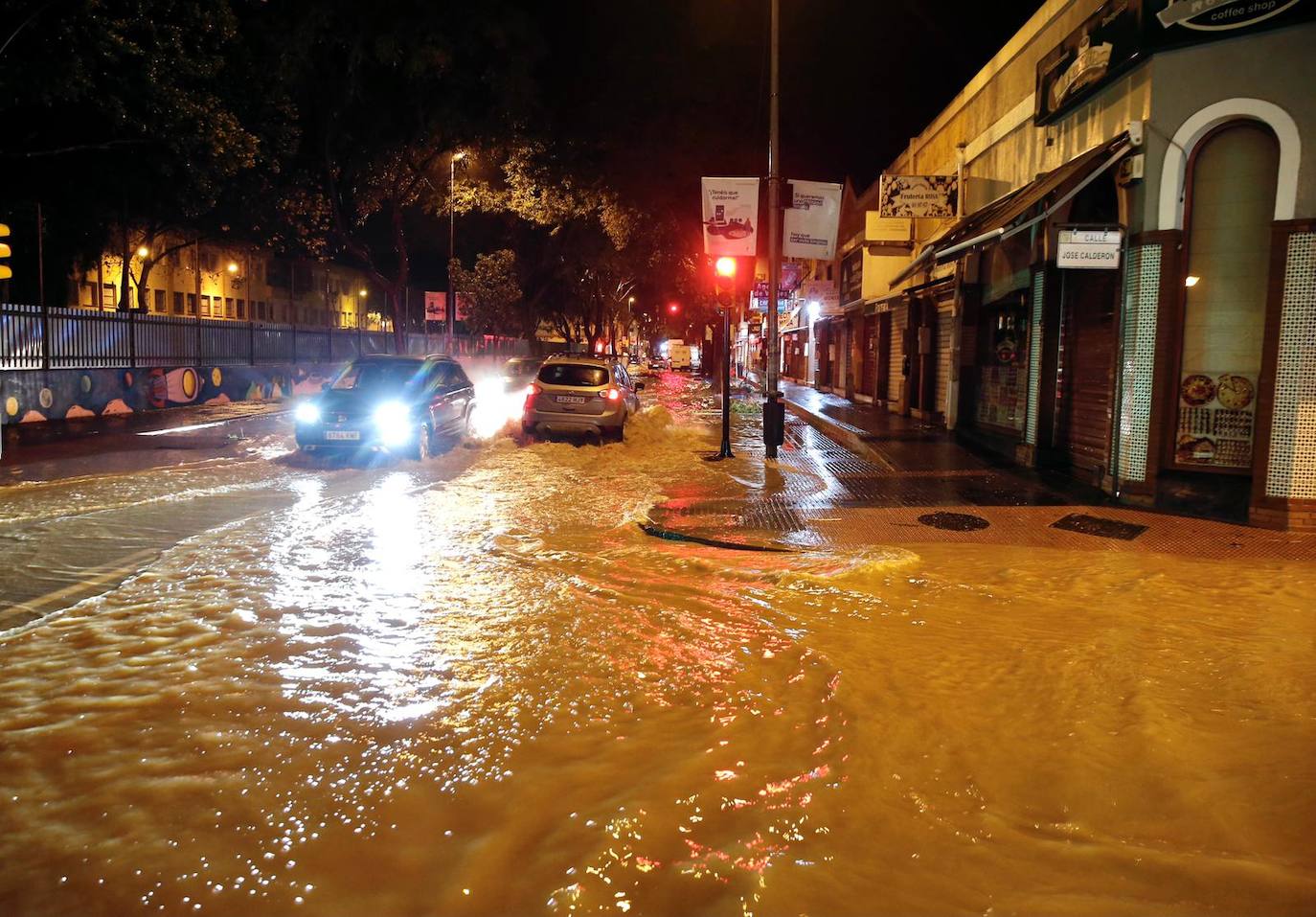 Calles llena de agua en Campanillas. 