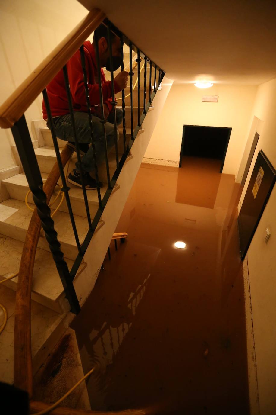 Una vivienda de Alhaurín de la Torre, con más de un metro de agua este viernes por la noche. 