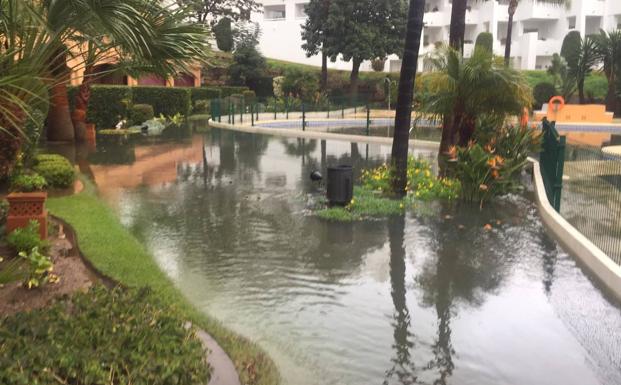 Imagen principal - Las lluvias de más de 200 litros por metro cuadrado en Estepona causan inundaciones en varias zonas del municipio