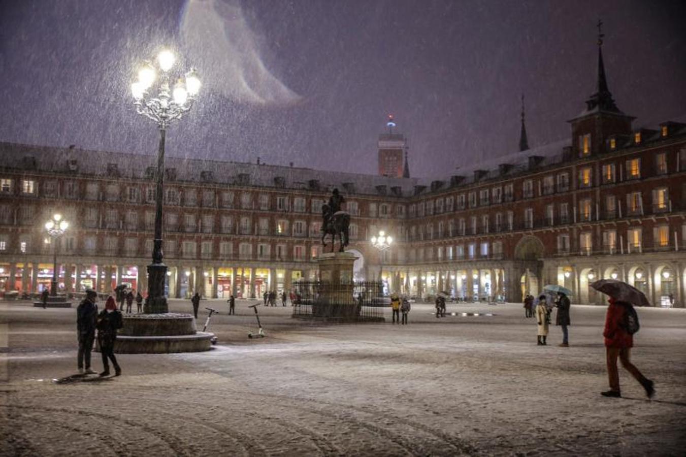 Aspecto que presenta la madrileña Plaza Mayor, este viernes, tras un día de intensas nevadas.