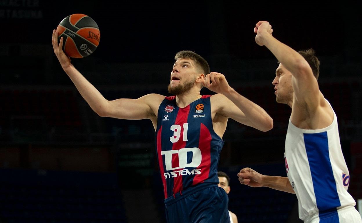 Giedraitis penetra a canasta en el partido ante el CSKA. 