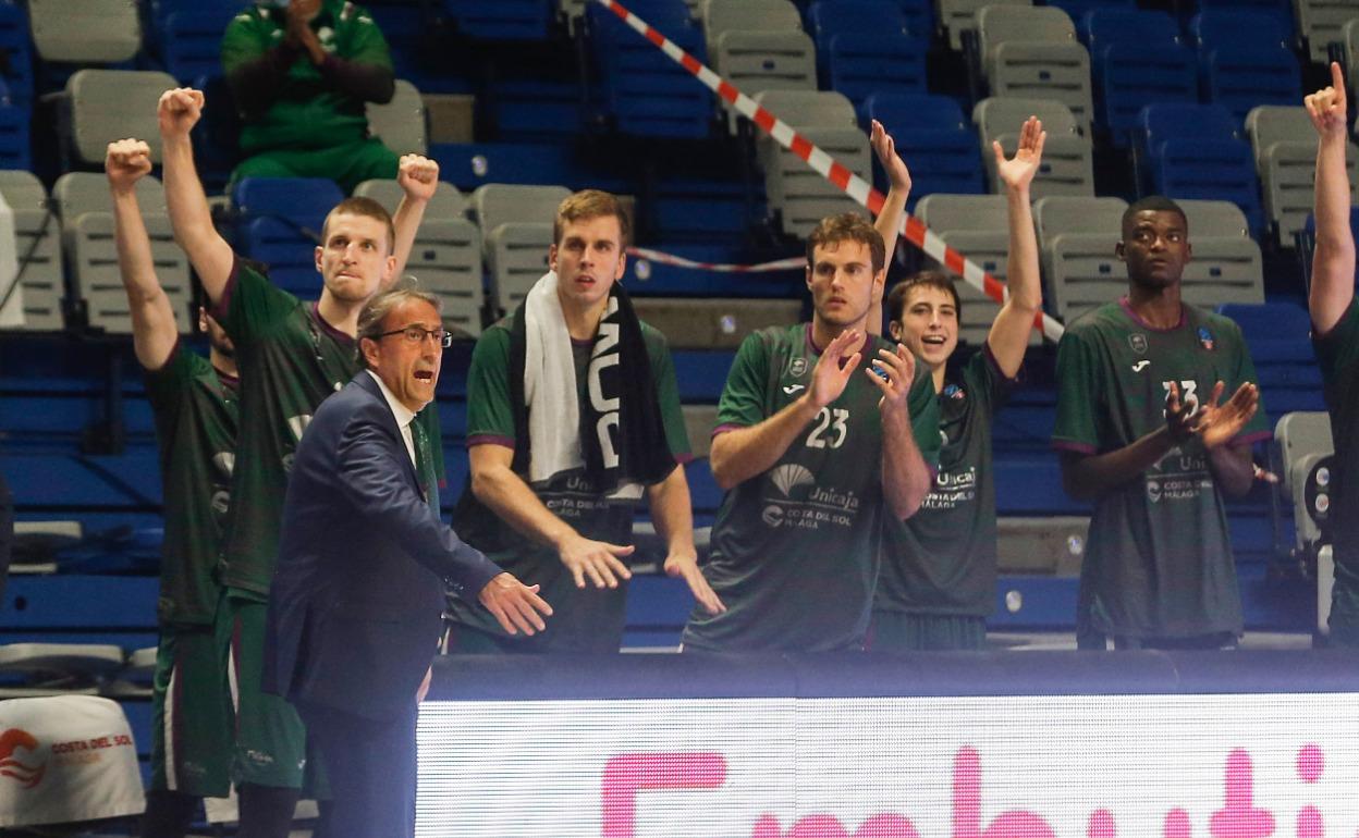 Los jugadores del Unicaja celebran una canasta durante un partido en el Palacio esta temporada. 