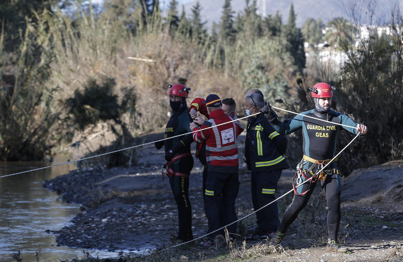 Rescate de los cuerpos de las víctimas de 'Filomena' en el río Fuengirola esta mañana.