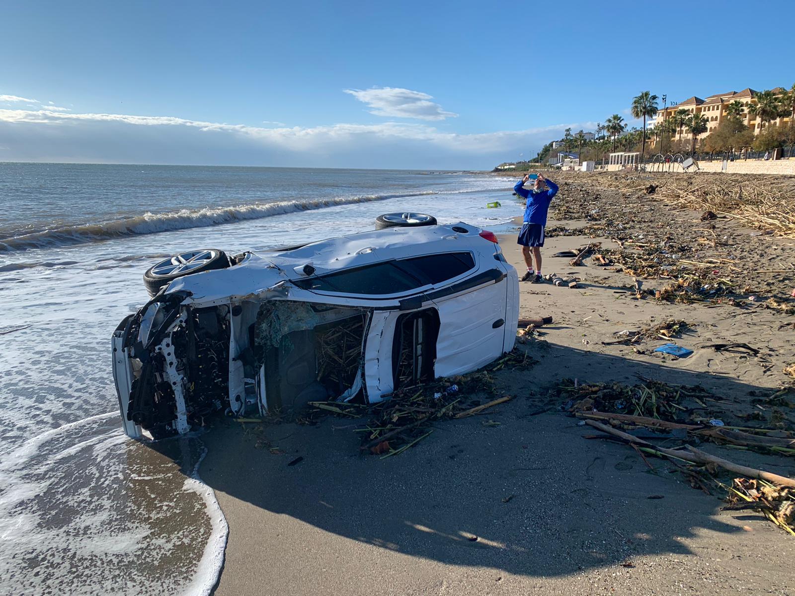 Un coche volcado en una orilla en Fuengirola