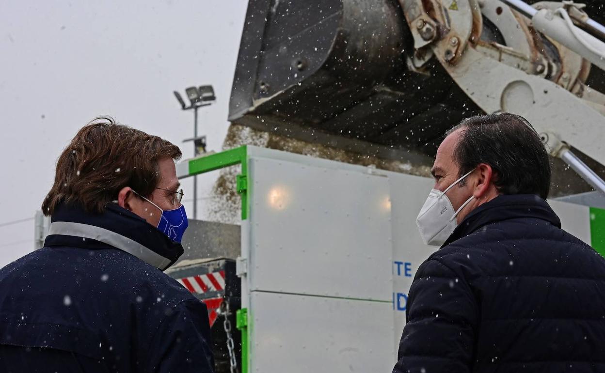 El alcalde Martínez-Almeida, visitando esta semana el dispositivo municipal frente a las inclemencias invernales.