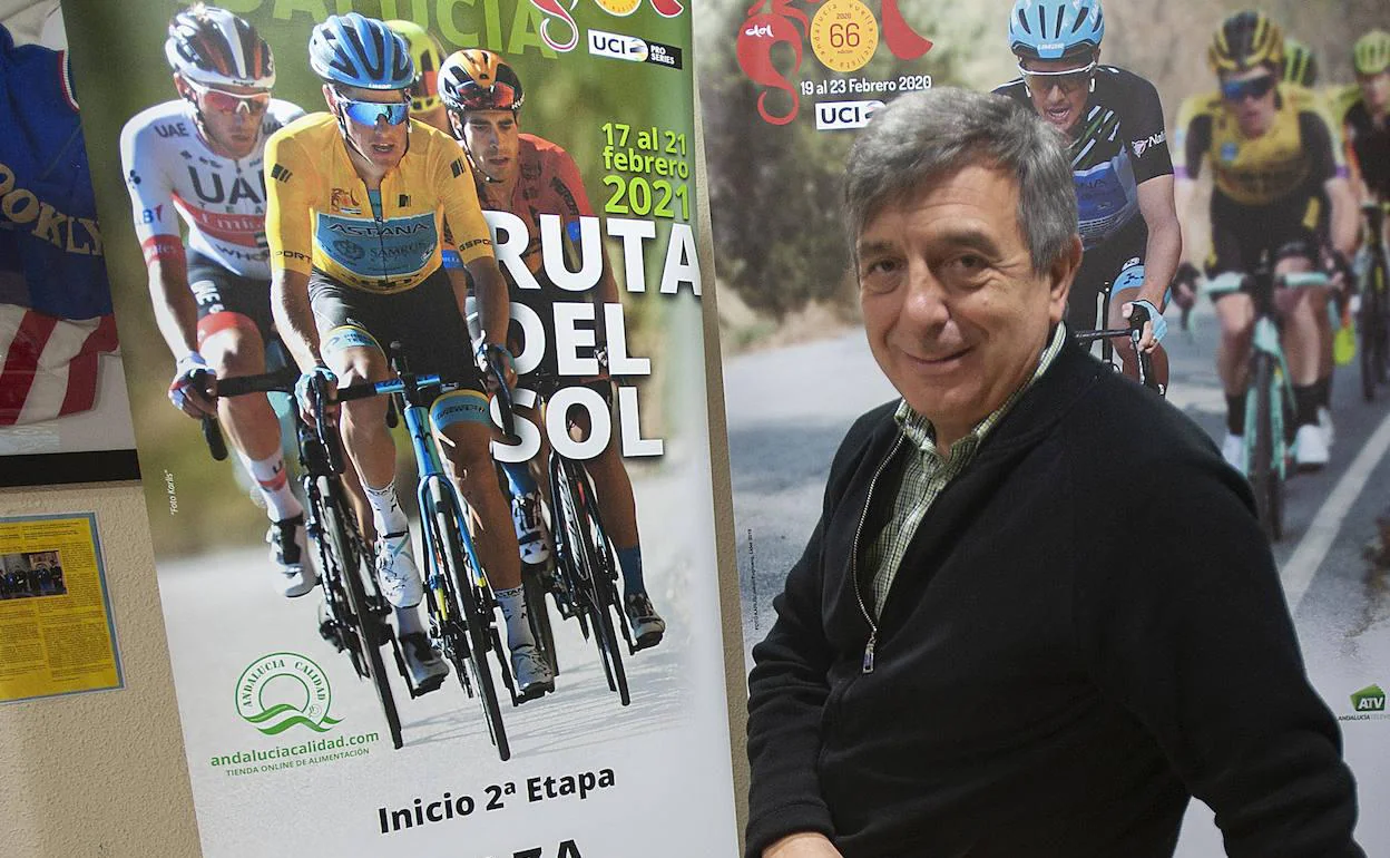 Joaquín Cuevas, en la oficina de Deporinter, empresa malagueña organizadora de eventos deportivos. 