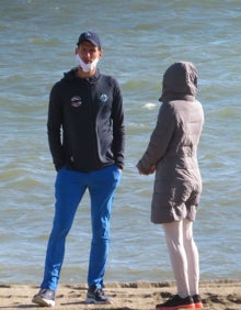 Imagen secundaria 2 - Djokovic, en su sesión de entrenamiento en Puente Romano, y a la derecha, con su mujer, Jelena Ristic. 