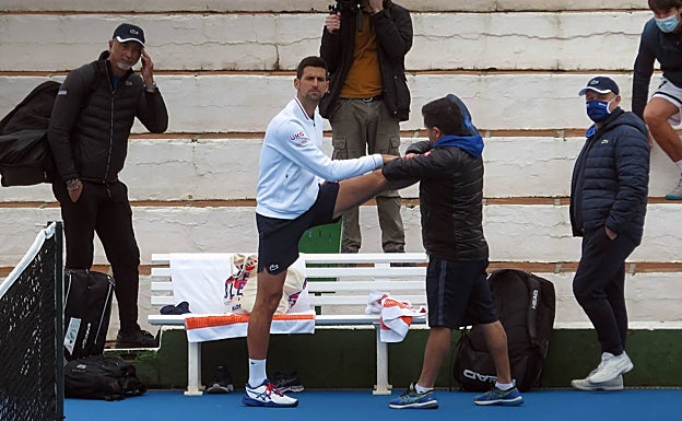 Imagen principal - Djokovic, en su sesión de entrenamiento en Puente Romano, y a la derecha, con su mujer, Jelena Ristic. 