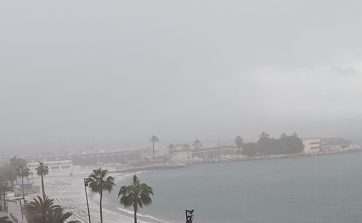 Estampa que presentaba la playa esta mañana.