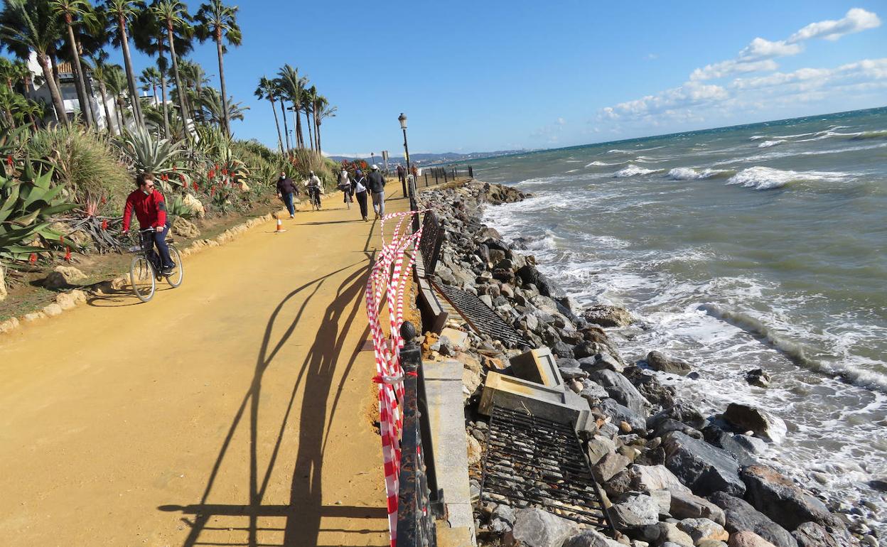 Desprendimientos en el paseo marítimo de Marbella. 