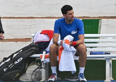 Imagen secundaria 1 - Djokovic, en su sesión de entrenamiento en Puente Romano, y a la derecha, con su mujer, Jelena Ristic. 
