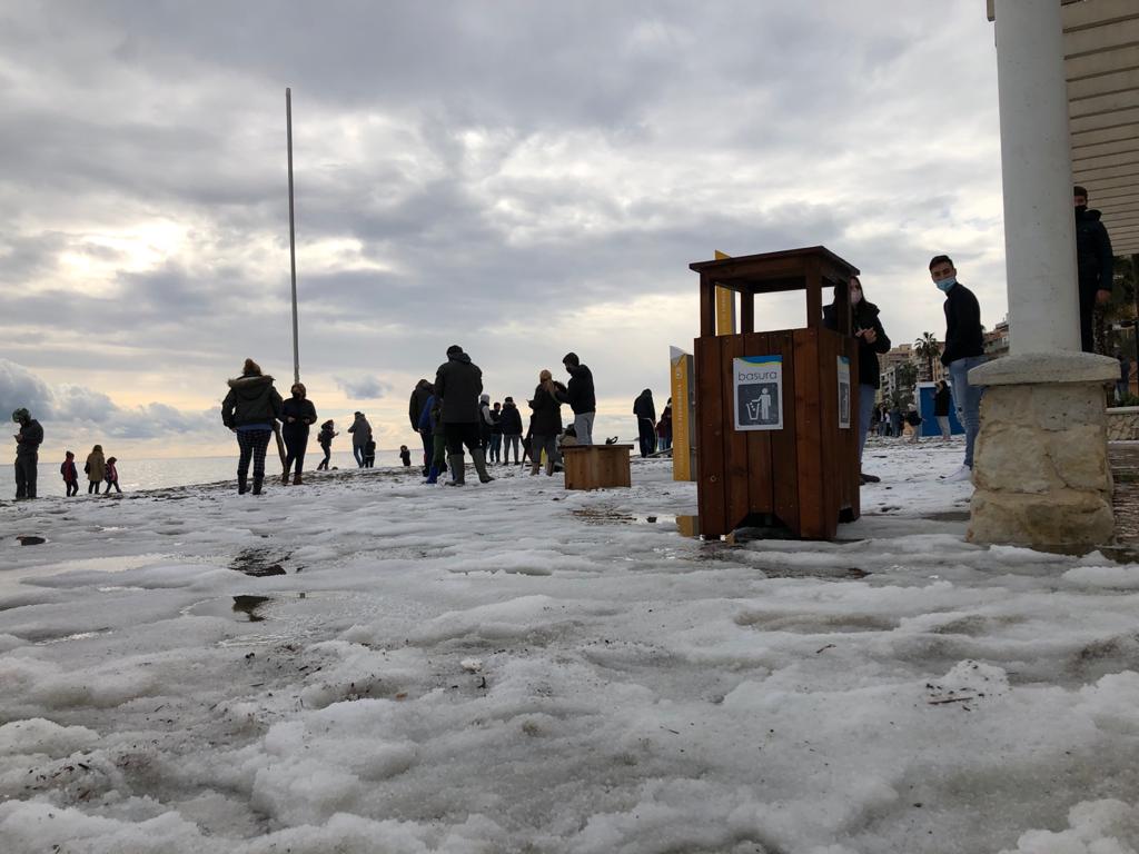 Diversos puntos del municipio de la Costa del Sol se han cubierto de blanco este domingo 