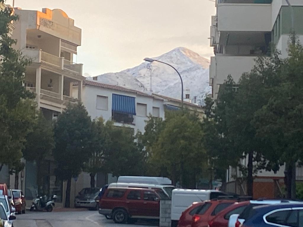 Las cumbres de las Sierras Tejeda y Almijara han amanecido cubiertas por un llamativo manto blanco.