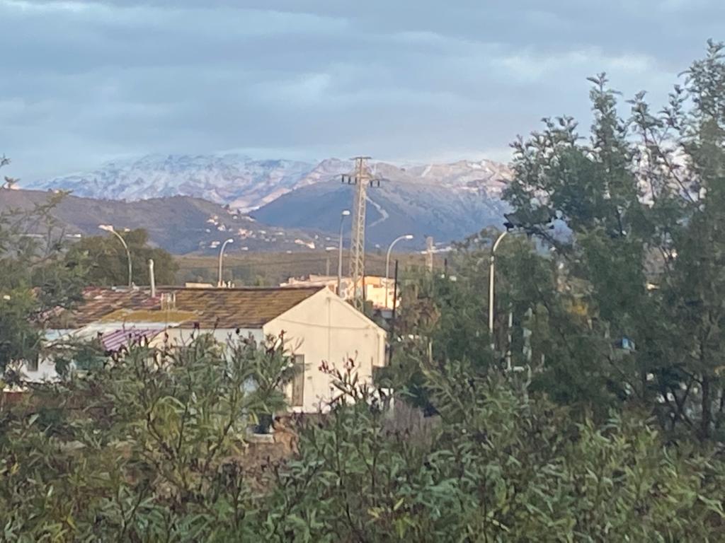 Las cumbres de las Sierras Tejeda y Almijara han amanecido cubiertas por un llamativo manto blanco.
