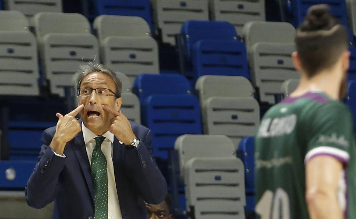 Luis Casimiro reclama atención a los suyos en el partido de este domingo. 