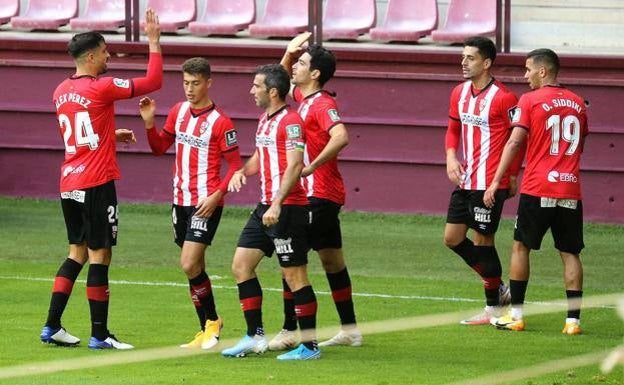 Los jugadores del Logroñés celebran un gol en la campaña del regreso de un club riojano al fútbol profesional. 