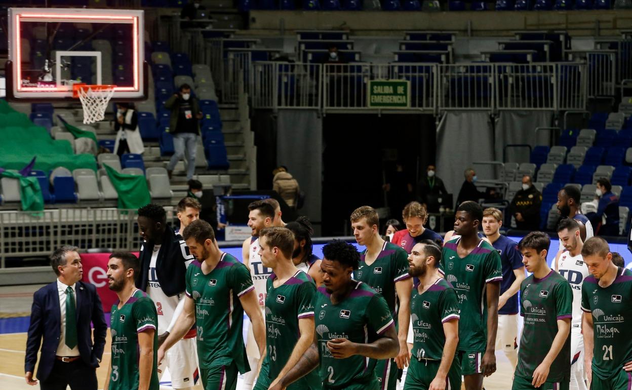 Los jugadores del Unicaja, cabizbajos al término del partido ante el Baskonia.