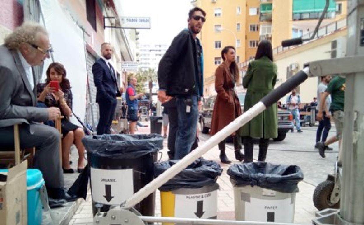 Cubos para el reciclaje de residuos durante el rodaje en Málaga de la serie de Sony 'Snatch 2'. 