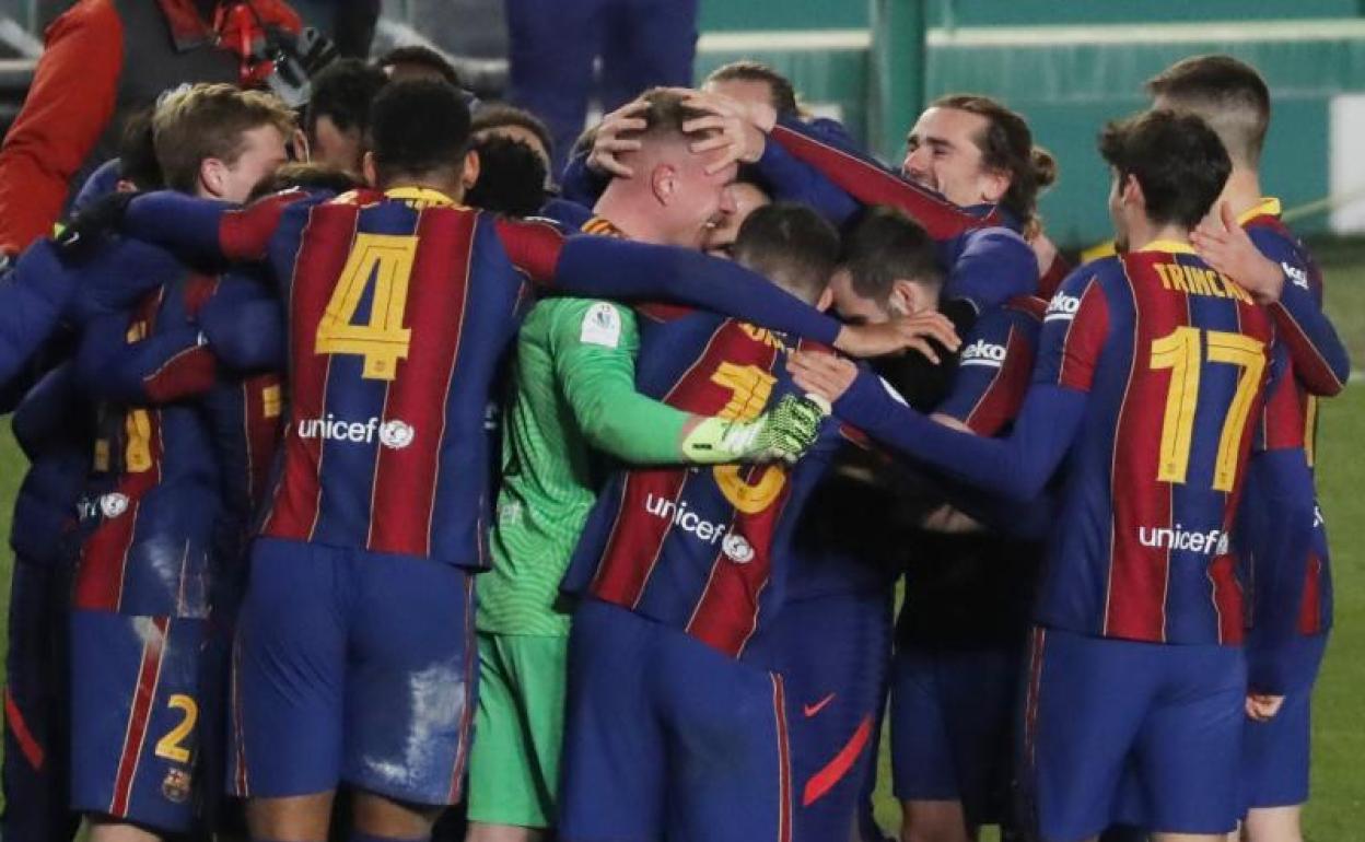 Los jugadores del Barça felicitan a Ter Stegen tras la victoria en los penaltis.