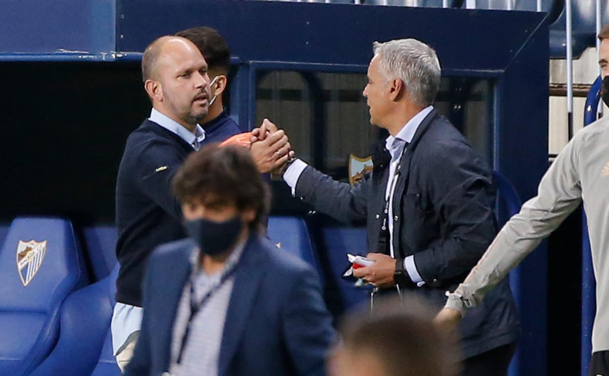 Sergio Pellicer saluda a José Alberto López, entrenador del Mirandés, en el partido que los enfrentó en La Rosaleda.