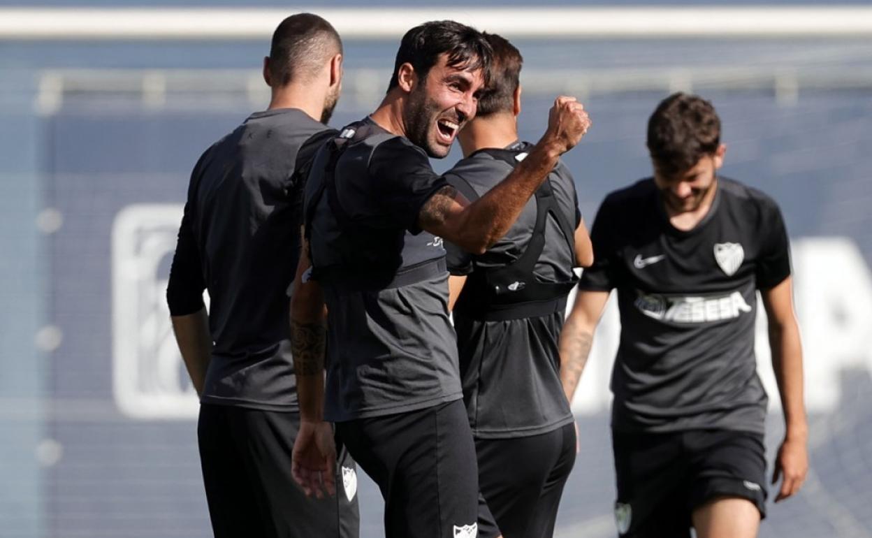 El jugador del Málaga, Alberto Escassi, celebra durante un ejercicio de un entrenamiento.