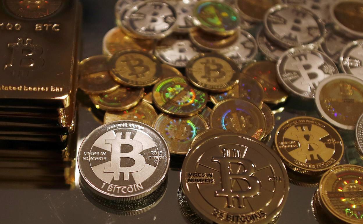 El fluctuante bitcoin, criptomoneda que estos días cotiza en torno a los 28.000 euros. 
