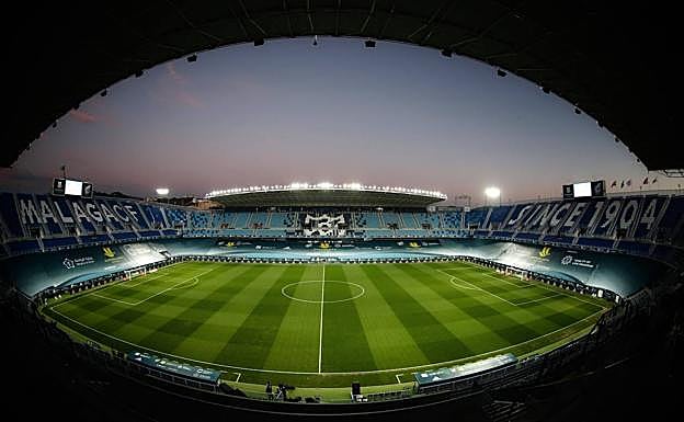 Panorámica de La Rosaleda, vestida para la Supercopa de España. 