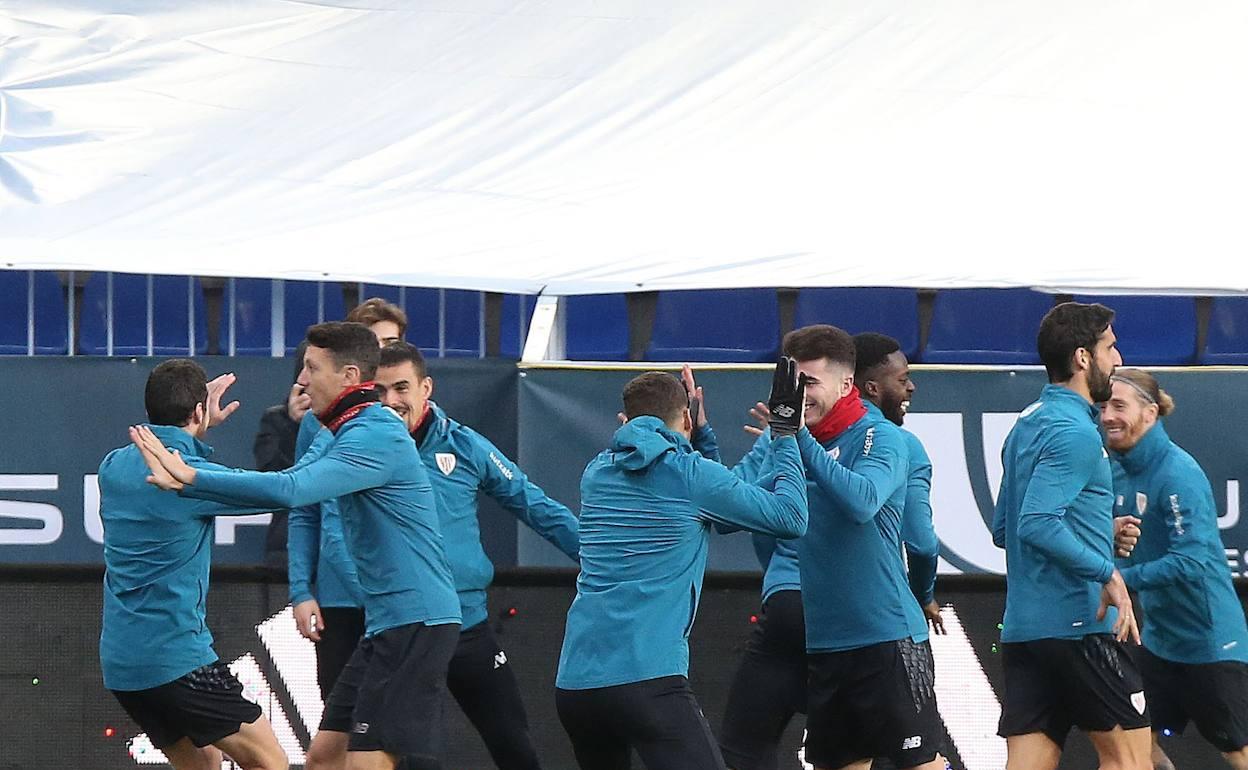 Los jugadores del Athletic, en un momento del entrenamiento de ayer en La Rosaleda. 