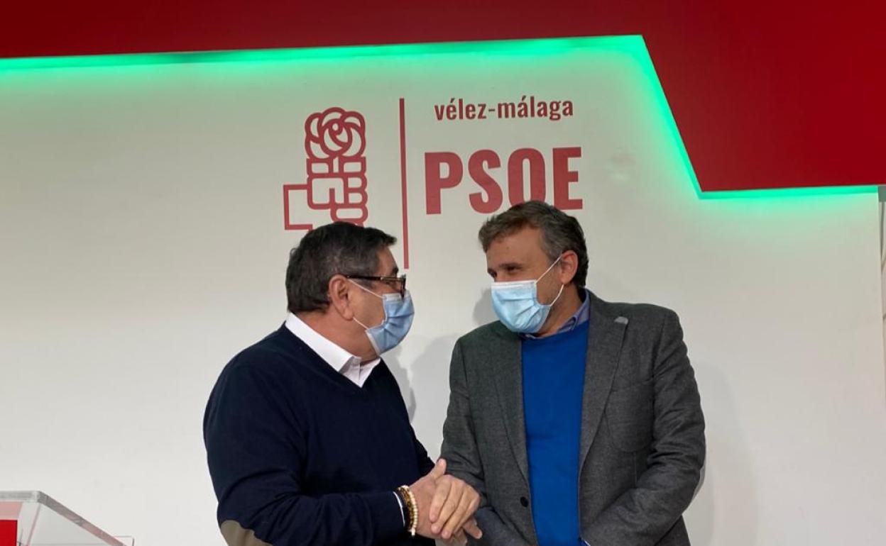 Antonio Moreno Ferrer e Ignacio López, este jueves en la sede del PSOE veleño. 