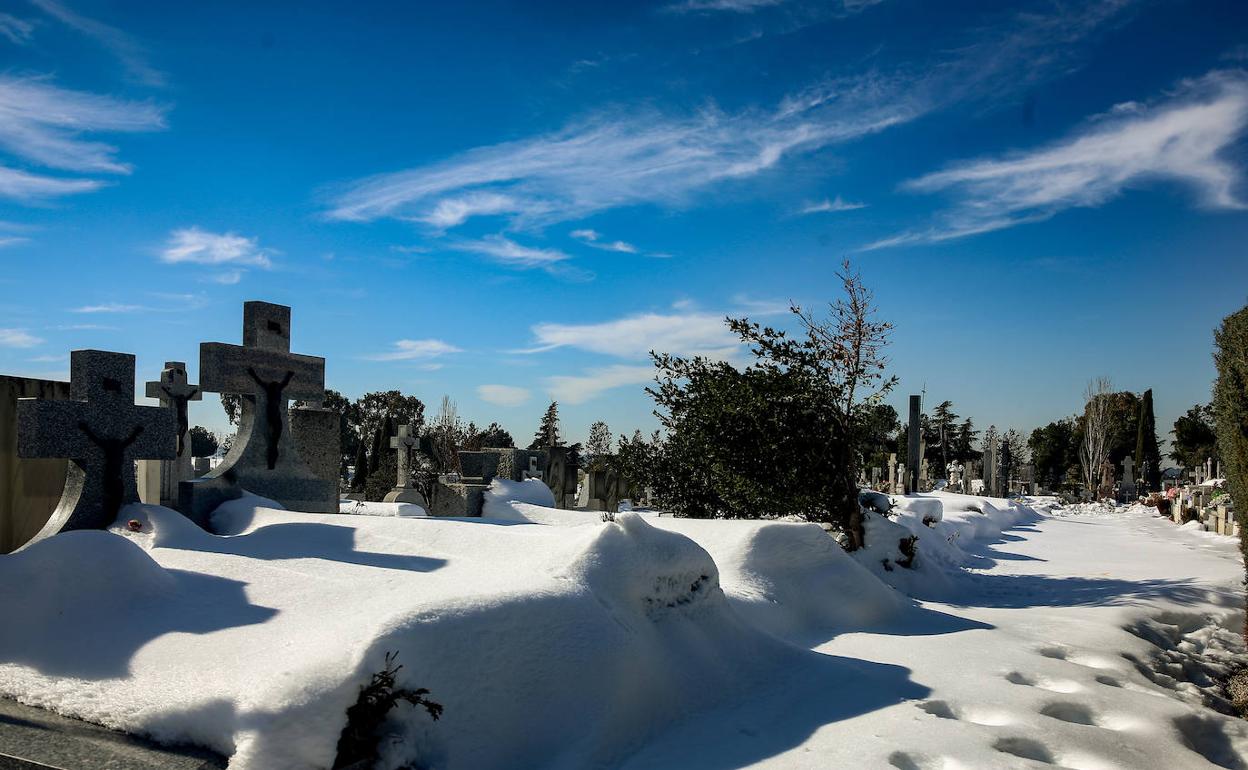 Tumbas cubiertas de nieve en el cementerio de Pozuelo de Alarcón (Madrid).