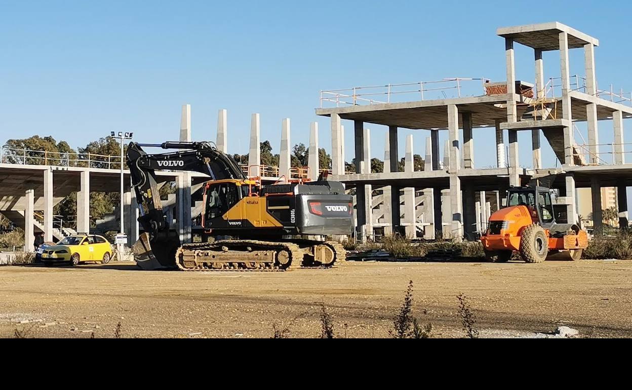 Las máquinas para las obras de La Academia están ya en la parcela de Arraijanal. 