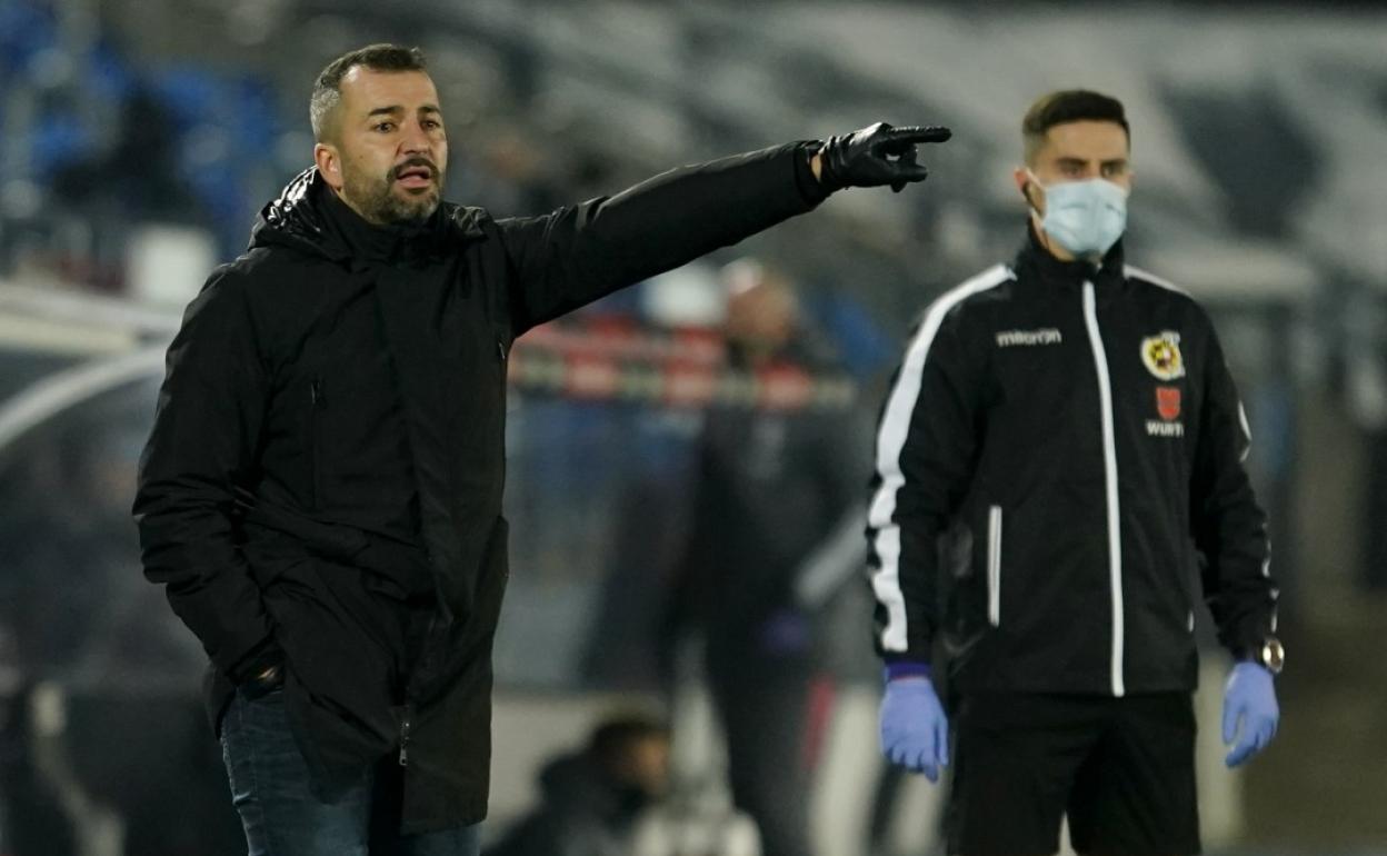 Diego Martínez, entrenador del Granada CF, durante un partido de esta temporada.