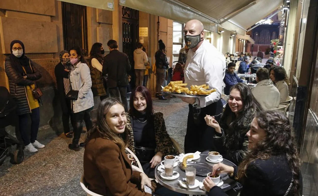 Un a imagen de archivo que muestra a un grupo de amigas tomando churros y chocolate en Málaga. 