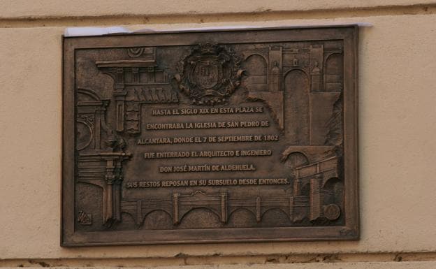 Placa que rinde tributo a Martín de Aldehuela en el Centro Histórico de Málaga (Plaza de San Pedro de Alcántara).