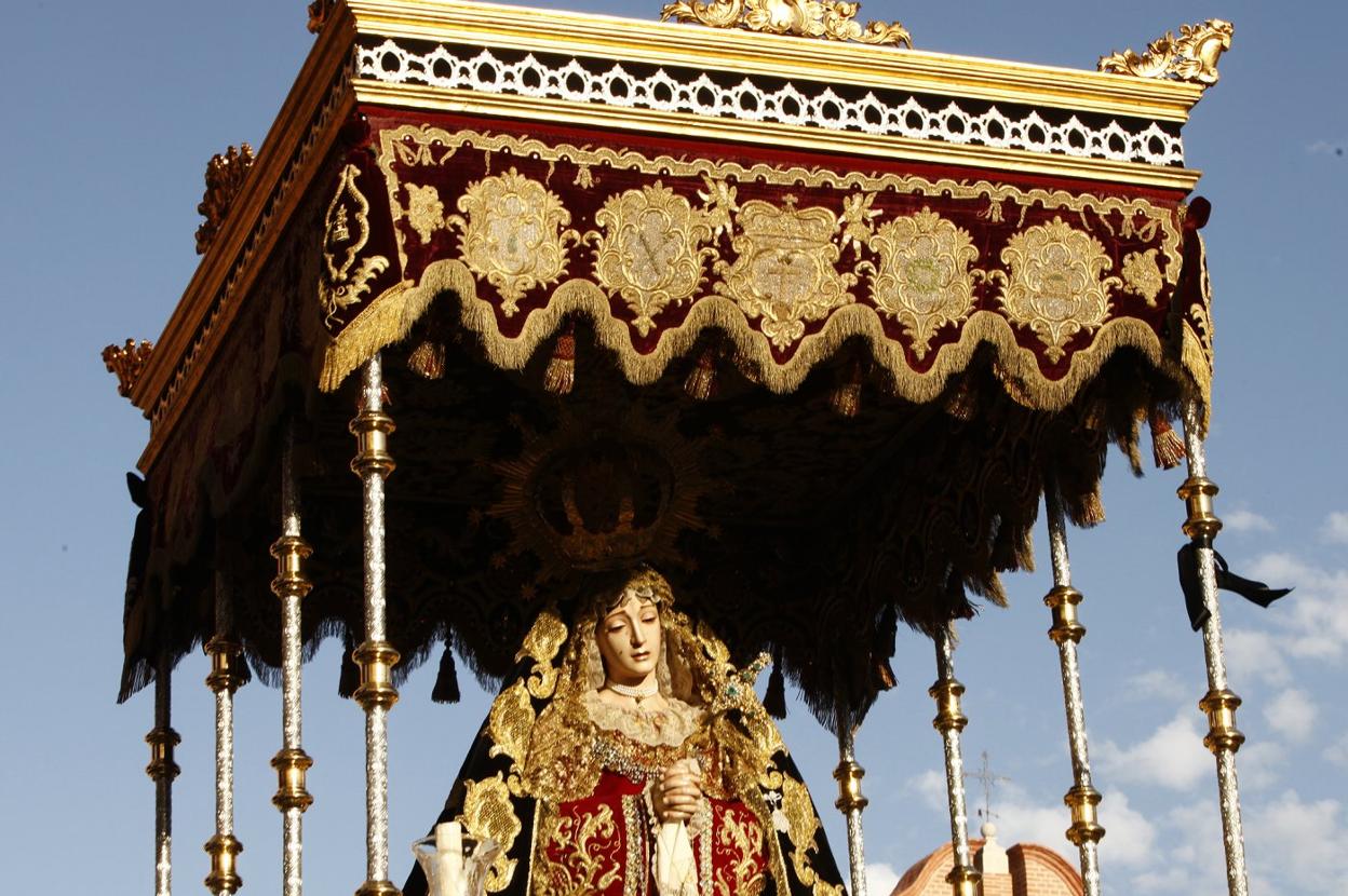 La Virgen de la Vera Cruz, con el palio que se va a restaurar. a. j. guerrero