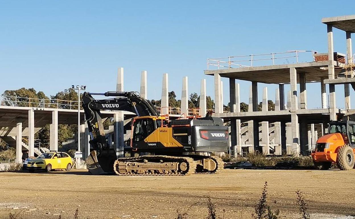 Las máquinas para las obras de La Academia están ya en la parcela de Arraijanal. 