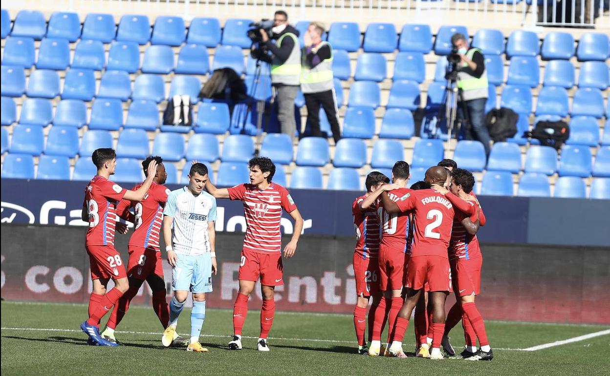 Los jugadores del Granada celebran un gol en Málaga.