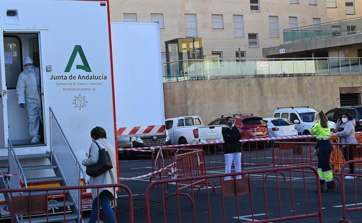 La unidad móvil de la Junta fue instalada en el Palacio de Congresos de la localidad. 