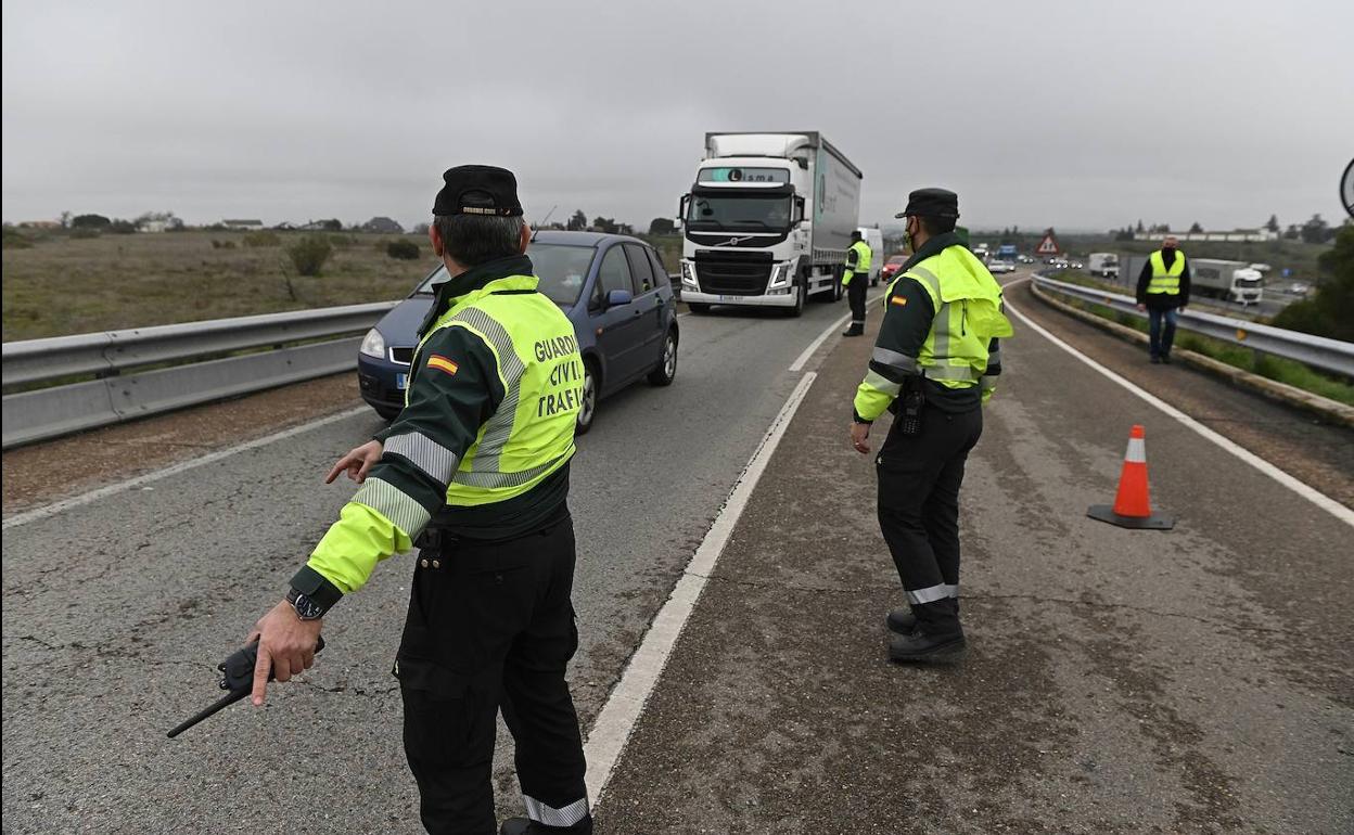 Agentes de la Guardia Civil realizan un control de desplazamientos durante la pandemia. 