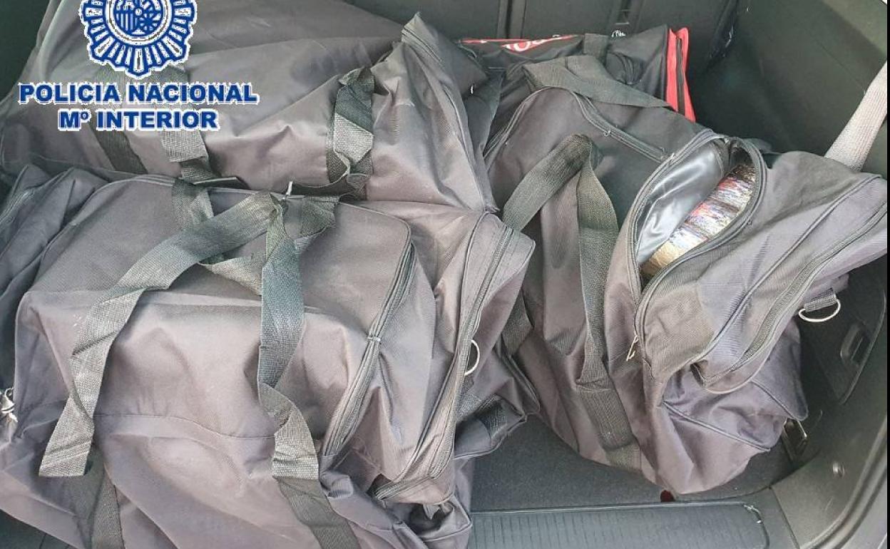 Droga incautada en el vehículo. 