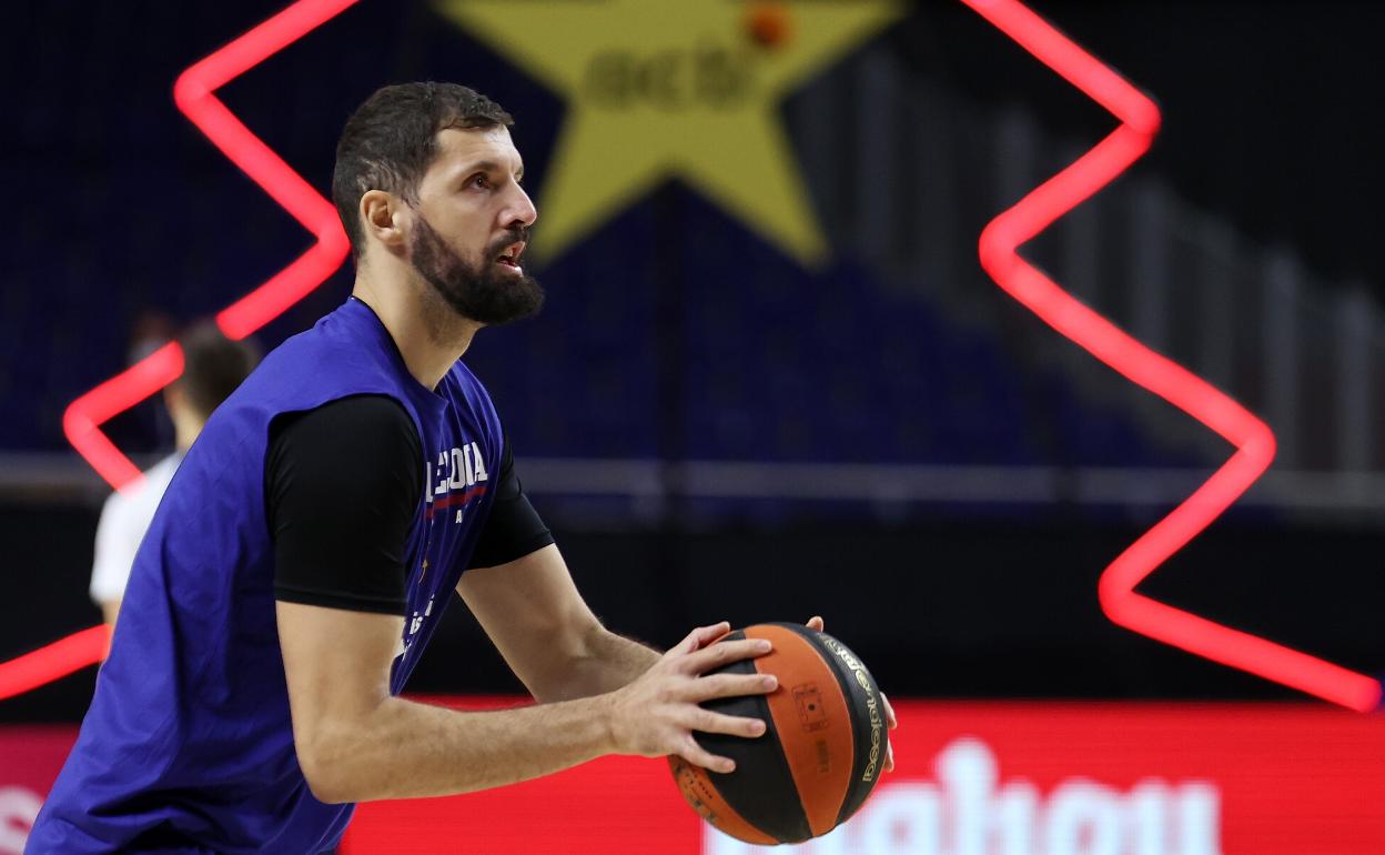 Mirotic lanza a canasta durante un entrenamiento. 