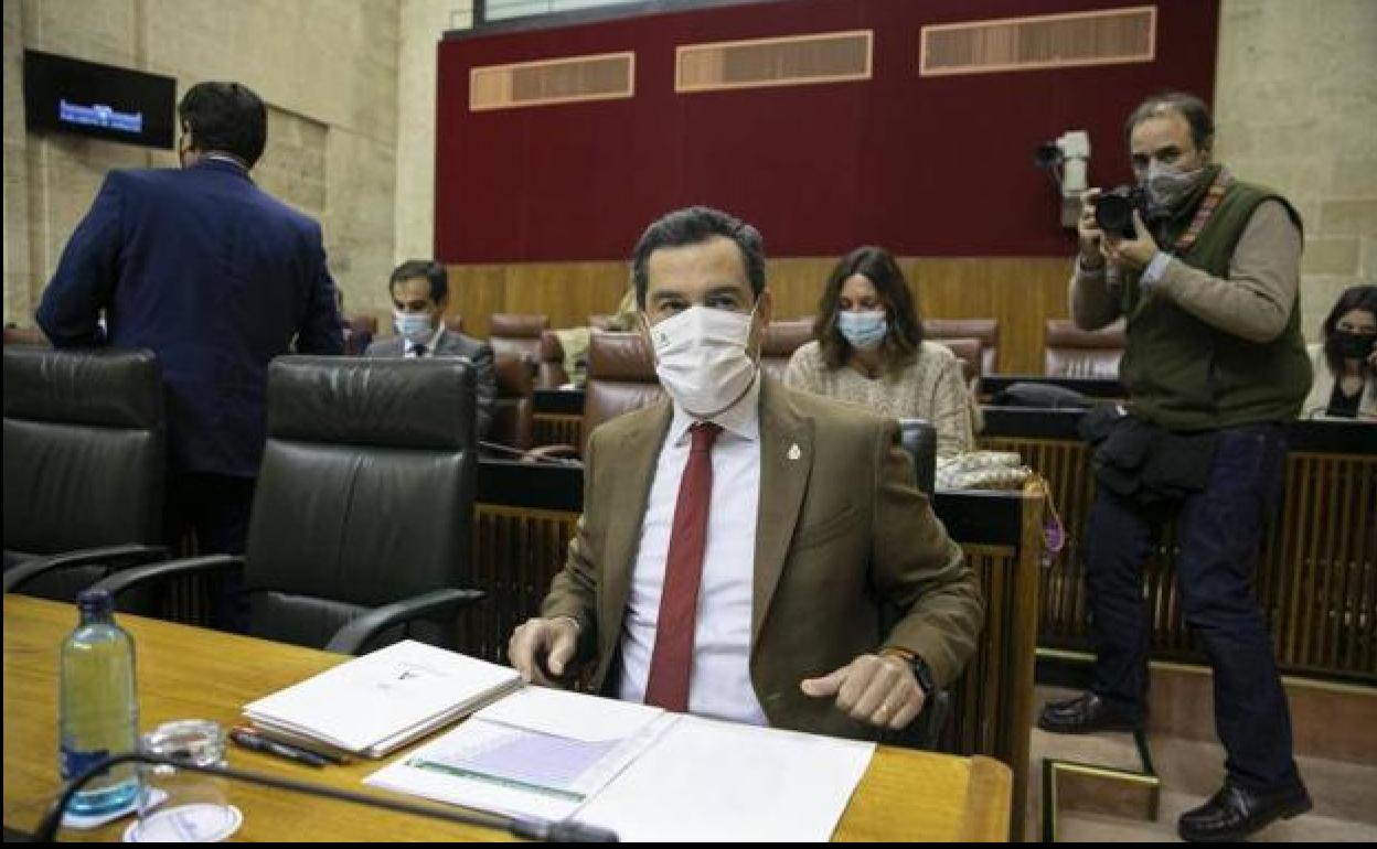 El presidente Juanma Moreno, antes de una sesión parlamentaria