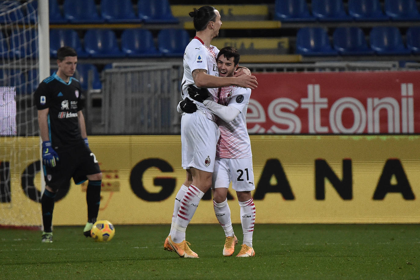 El futbolista malagueño del Milan cedido por el Real Madrid, Brahim, se abraza con Ibrahimovic en la celebración de uno de los dos goles del delantero sueco en el partido contra el Cagliari de la Serie A de italia.