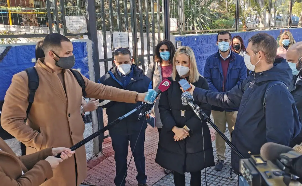 La diputada provincial Patricia Alba, con algunos de los padres afectados por la falta de monitora en el Luis Buñuel. 